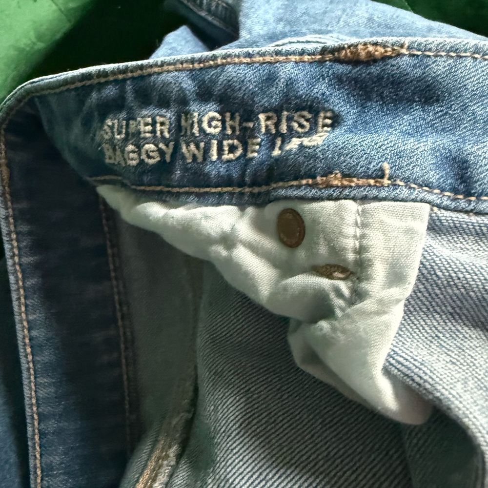 American Eagle Super High Rise Baggy Wide Leg Jeans | Size 12 Long | Light Wash - Picture 6 of 7